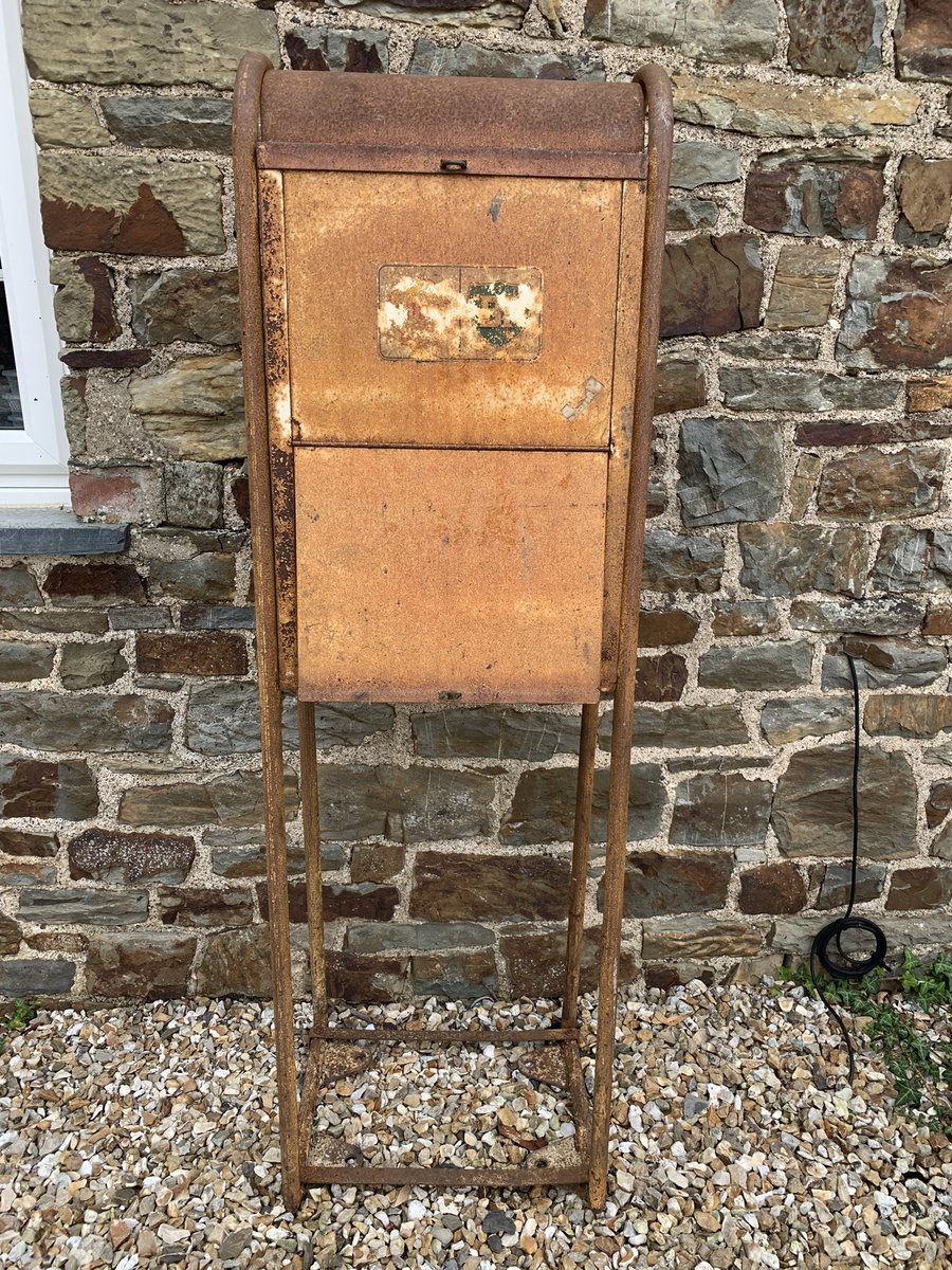 UKREST0RATI0N's tweet photo. A rarely seen garage forecourt stand that has arrived for her restoration. 

#ukrestoration #clientproject #shell #bp #restoration #petroliana #restorationproject #motoroil #garage #vintagemotoring  #vintagegarage #automobilia #forecourt #oilcabinet #vintageshell #vintagebp
#oil https://t.co/RETTFJBxoo