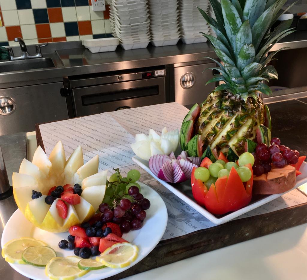 EatWellRoyalLo1's tweet photo. #CaribbeanTheme @eatwellelior @RoyalLondonHosp #BusyChef #Delicious https://t.co/VgpVucwmqQ