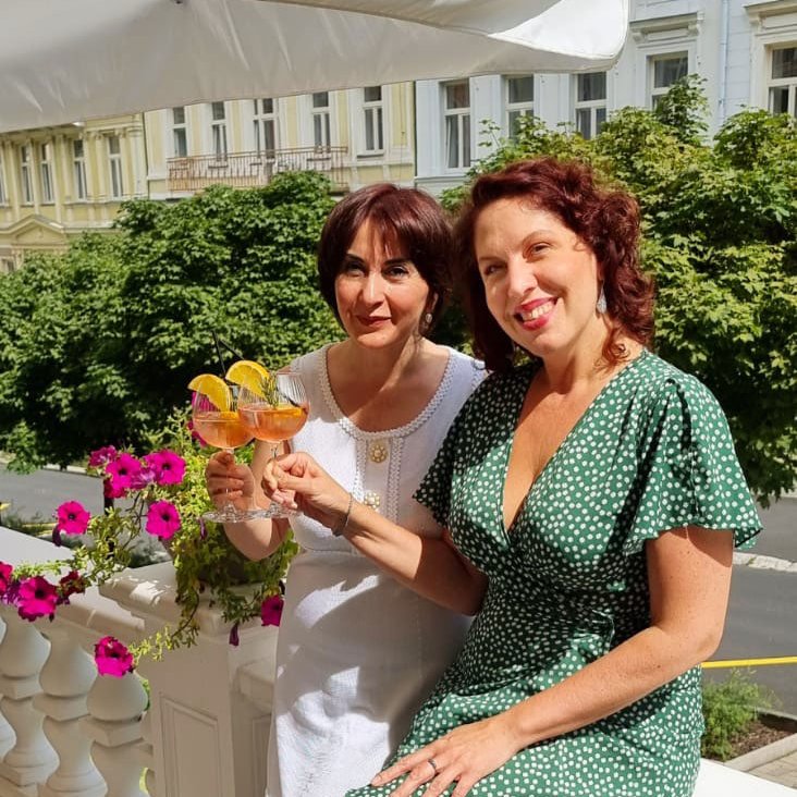 hotel_ulrika's tweet photo. Odpoledne na letní terase #SpaHotelUlrika &amp; Chandon Garden Spritz  patří k sobě, jsou "in". 
Líbí se  hostům hotelu i všem, kteří přijdou si koktejl letošního léta vychutnat. Děkujeme Alqvimia Czech Republic  za dnešní milou návštěvu.
#luxurylifestyle #luxuryspa #luxuryhotels https://t.co/jkwzEFh9uR