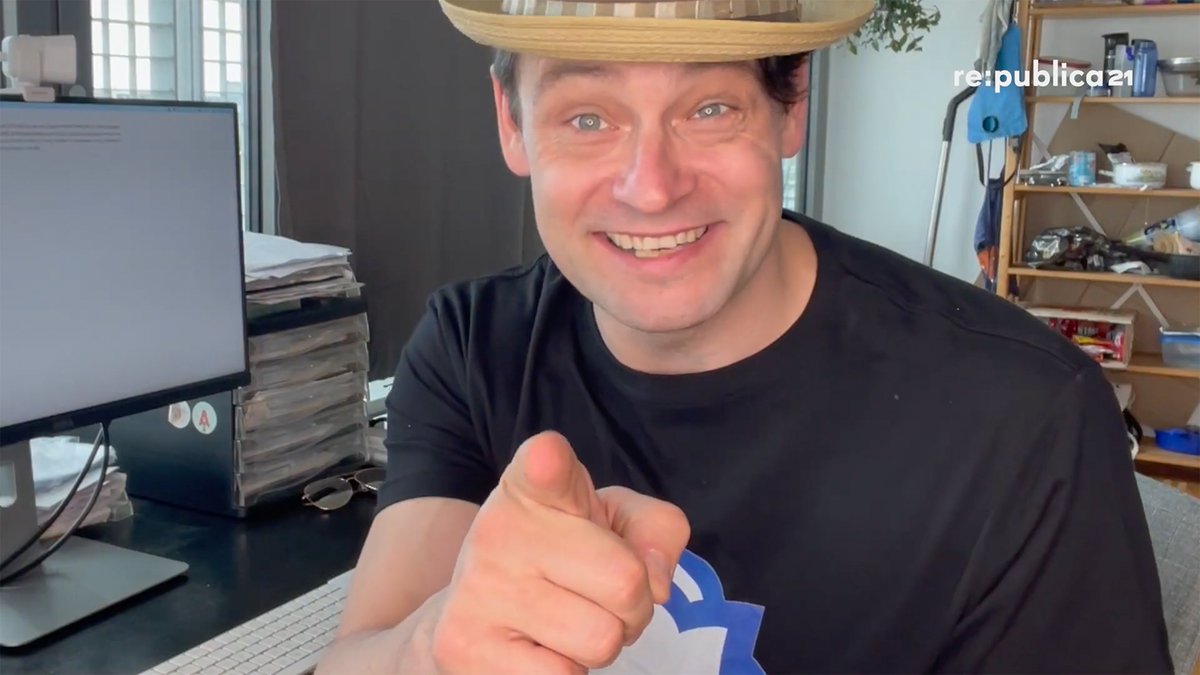 Michael Seemann in der Rolle als Napster-Mitgründer Sean Parker vor einem Schreibtisch mit Monitor. Screenshot aus seinem rp21-Feature „Napster, iTunes, Spotify und die Plattformisierung der Welt“.