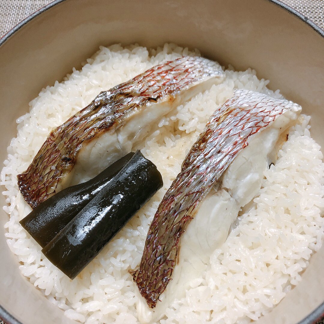 s_a7_gram's tweet photo. 立派な鯛があったので鯛めし！
塩は小さじ1だとちょっと物足りないので1.5入れても良さそう🤔
#shiorionline #shioriレシピ #shiorionline東京支部 #鯛めし #ルクルーゼ https://t.co/e6kE5vQZKO