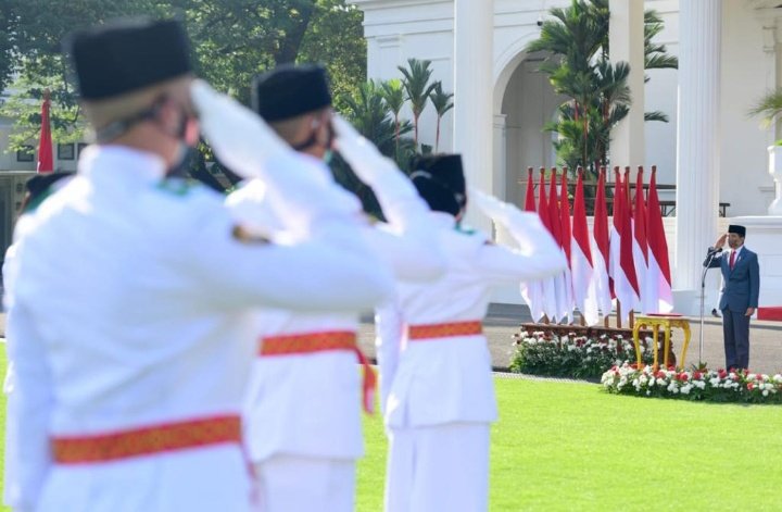 setkabgoid's tweet photo. Presiden @jokowi mengukuhkan 68 pelajar SMA menjadi anggota Pasukan Pengibar Bendara Pusaka (Paskibraka) di halaman Istana Merdeka, Jakarta, Kamis (12/08/2021). Upacara pengukuhan dilaksanakan dengan menerapkan protokol kesehatan yang ketat.

#PotretKabinet

© BPMI https://t.co/HsxizykN8b