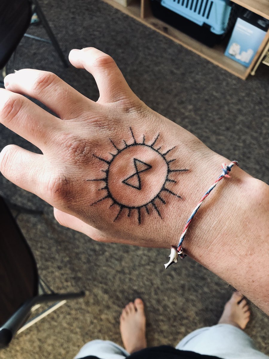 jendahoppy's tweet photo. #firsttatto 🖤 https://t.co/BXWbQndX1l