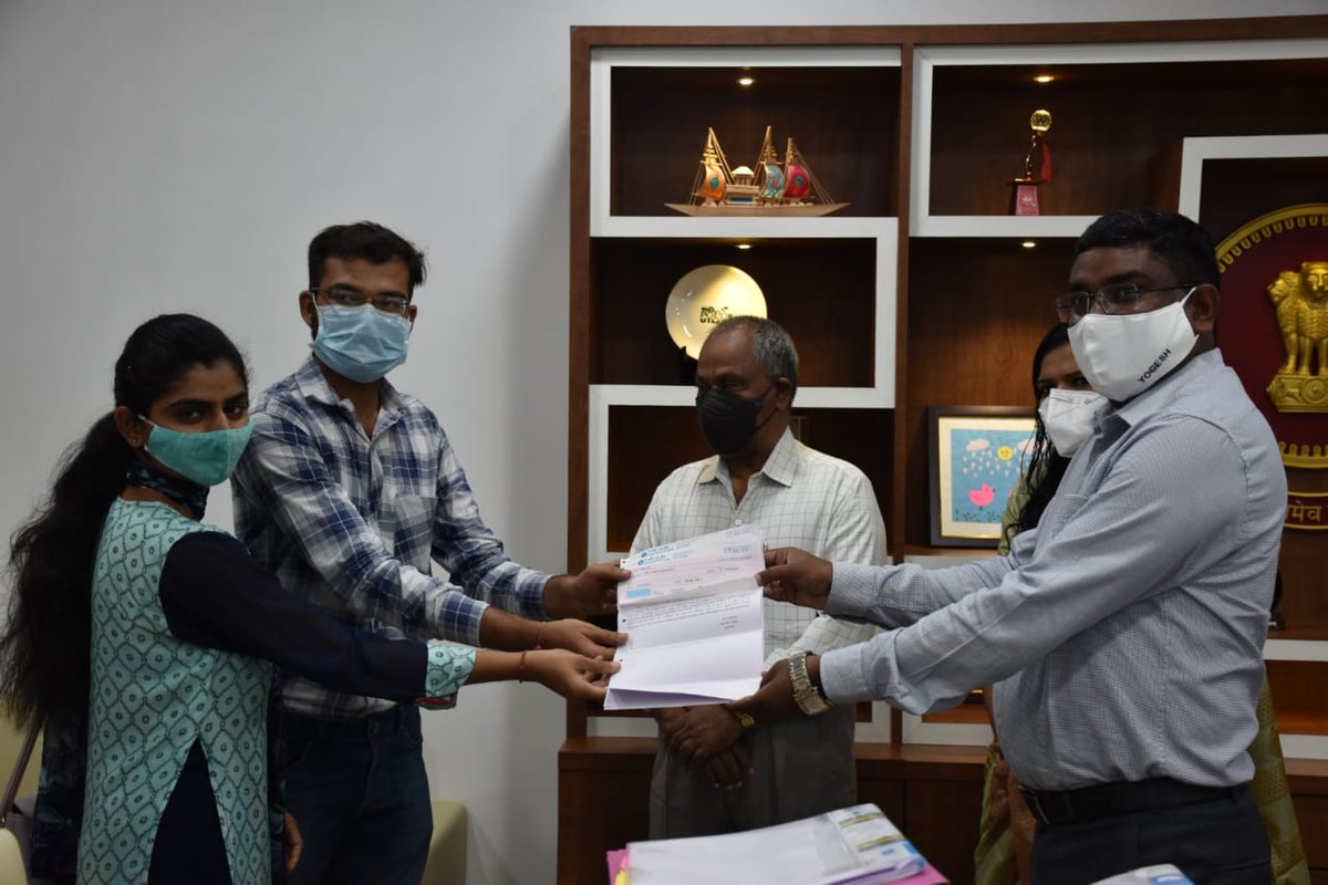 Collectorbhav's tweet photo. સમાજ કલ્યાણ વિભાગ દ્વારા આંતરજ્ઞાતિય લગ્નોને પ્રોત્સાહન આપવા માટે ડો. સવિતાબહેન આંબેડકર આંતરજ્ઞાતિય લગ્ન સહાય યોજના હેઠળ આજે કલેકટર કચેરી ખાતે  ૬ યુગલોને સહાયના ચેક અર્પણ કરેલ અને જેમાં રૂ.૫૦,૦૦૦ની સહાય ઘરવખરી માટે,રૂ.૫૦,૦૦૦ની સહાય રાષ્ટ્રીય બચત પત્રોની એફ.ડી રૂપે આપવામાં આવેલ. https://t.co/VM3brmzRiU