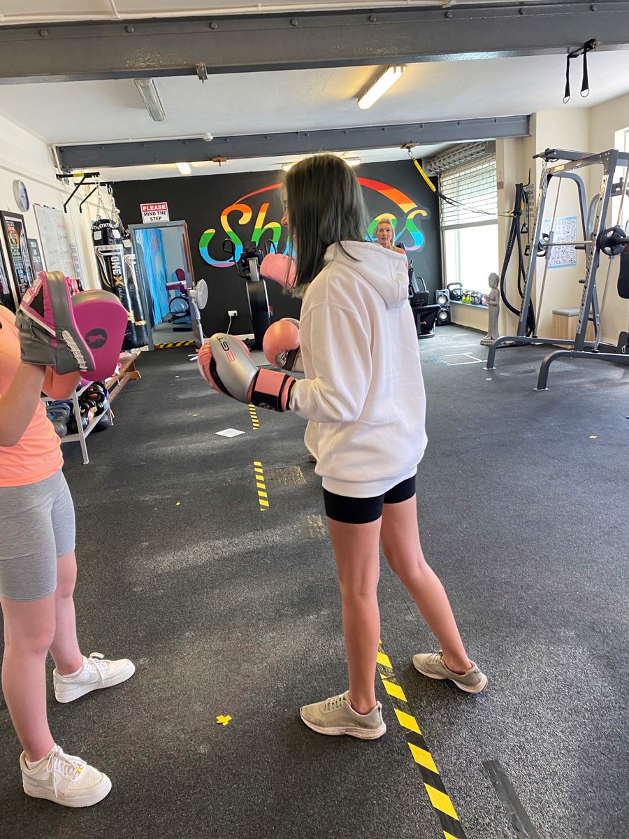 childrightsunit's tweet image. We absolutely love supporting the @NPTCouncil Girls&apos; Rights Group.

This week we were put through our paces in a boxercise class with Shapes Ladies Gym 🥊

#GirlsRights #SafeExercise