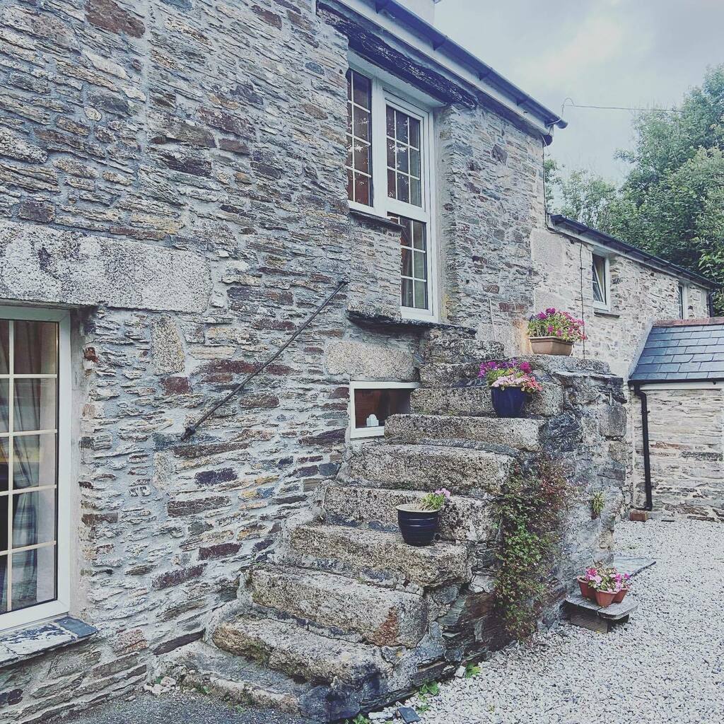 #cornwallcottageholiday 

A relaxing day at the cottage today. The kids are shattered from a day of body boarding yesterday and I have never seen the dog so tired after a day of swimming and discovery on the beach. 

My heart is full ❤️. 

Family is ever… instagr.am/p/CSeLY9xoziZ/