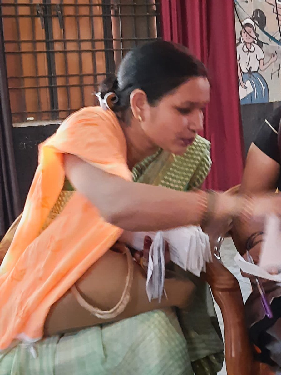 आगरा.. 
जिलाअध्यक्ष श्री नरेंद्र दत्त उपाध्याय जी के नेतृत्व मेंअमित मुगदल जी,श्रीमती तरुण राणा जी, नंदकिशोर जी के सहयोग से सैकड़ों "शिक्षामित्र"बहनो ने माननीय मुख्यमंत्री जी,माननीय प्रधानमंत्री जी को*राखिया*प्रेषित की है..  बहुत-बहुत धन्यवाद..<a href="/myogiadityanath/">Yogi Adityanath</a> ji,<a href="/narendramodi/">Narendra Modi</a> ji