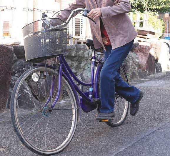 自転車の助走だけで移動してるおばさん