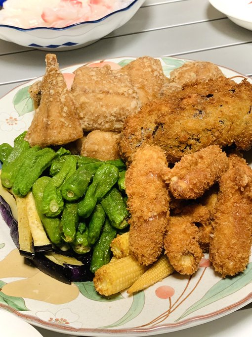 ごはん。
岩崎さんの揚げ物(笑)
アジの竜田揚げと色々てんこ盛り。
私は真鯛の刺身担当。ネギ柚子オリーブドレッシングを作って頂きました。 