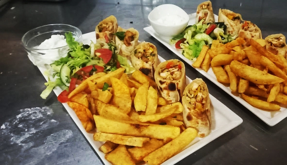 BeirutRestaura4's tweet photo. There is nothing that a good food can't fix, a bite for your lunch break enjoy our Chicken Shawarma served with fries .......you'll like it😋😋😋😋😋 https://t.co/kBhefKi8G7