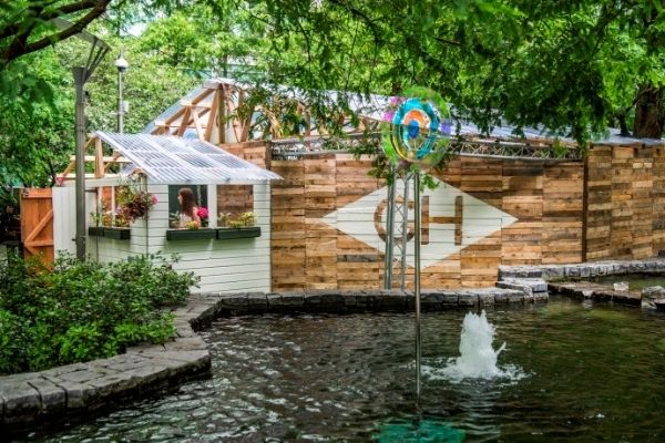 Seen this? ‘Explores with subtlety the theme of natural heritage’: 12 at @GreenHouse_BI draws a line between language, environment &amp; memory in a tender story of hope &amp; deep affection, says Diana Miranda for <a href="/PlaystheThingUK/">The Play's the Thing UK</a> dlvr.it/S5W1wV