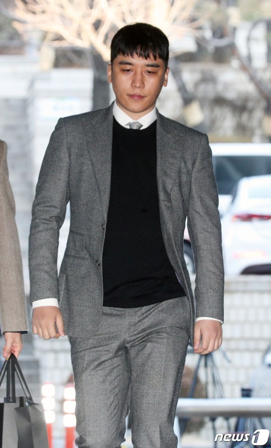 dailynaver's tweet photo. [BREAKING] Seungri arrested in court, sentenced to 3 years in prison for arranging prostitution
 
https://t.co/qtelgTVfPd
 
#SEUNGRI #BIGBANG #YG https://t.co/fp5OkBREJw