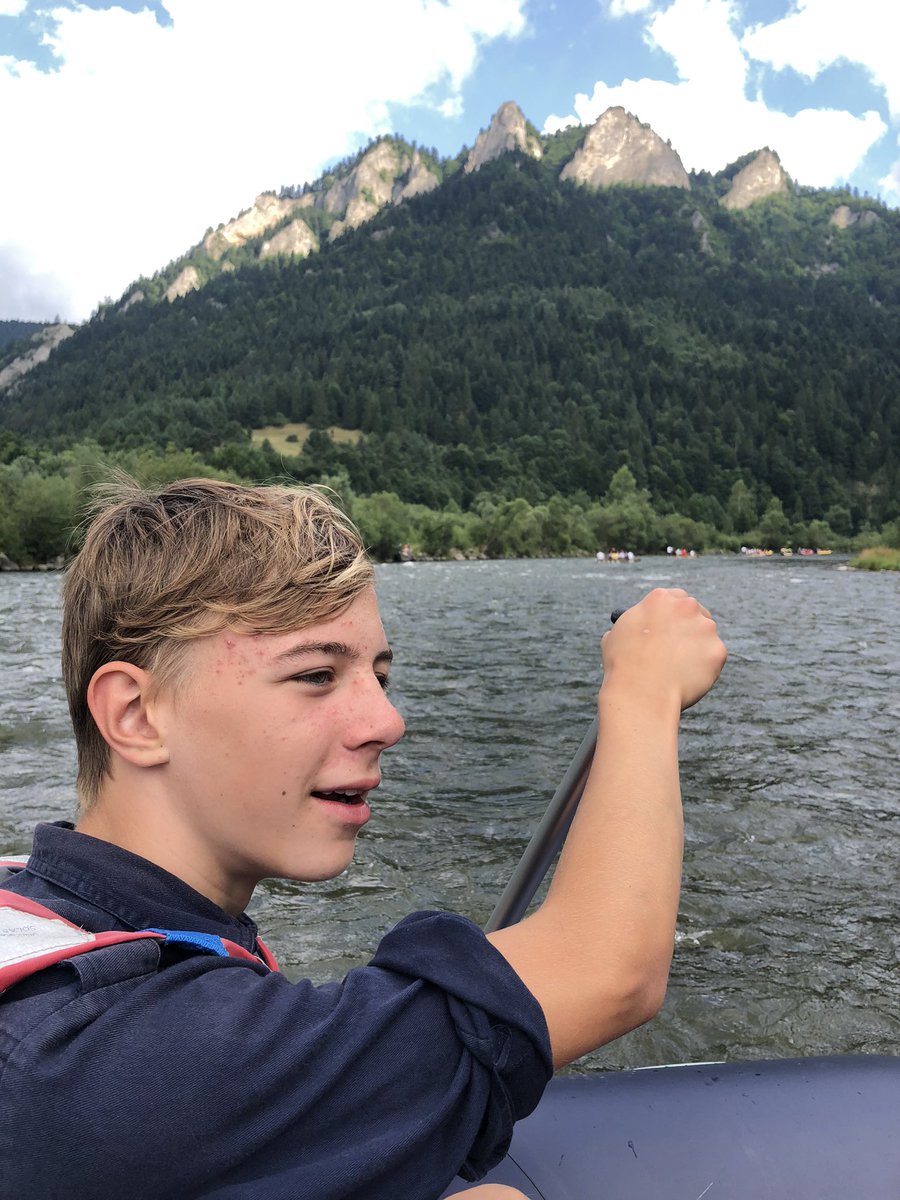 stammhuskies's tweet photo. Zeitiger Start am Donnerstag. Paddel gefasst, rein ins Boot und hinunter geht’s den Dunajec auf der Grenze zwischen Polen und der Slowakei. Mit Teamwork vorbei an bis zu 700 m aufragenden Felswänden. Größter Spaß: Die Wettrennen mit einem nur mit Mädchen besetzten Schlauchboot. https://t.co/W1iKMbvmuC