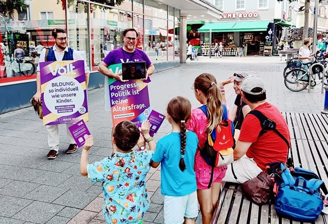 #Bahnstreik macht erfinderisch - #Wahlkampf mal ganz anders. 
Wegen des Streiks kann ich heute nicht in Worms beim Straßenwahlkampf sein 🙁 ... deshalb trägt mich das Team vor Ort auf dem Tablett mit sich herum 🙂

#VoteVolt #Volt #GenerationEuropa #btw2021