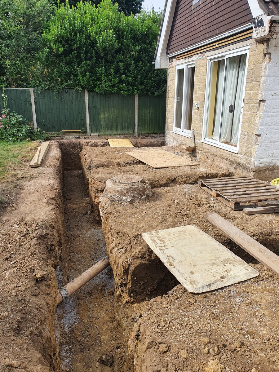 We are now starting a rear single storey extension.  We have
removed the existing conservatory and small extension, started the excavations, and now we're on to the drainage...