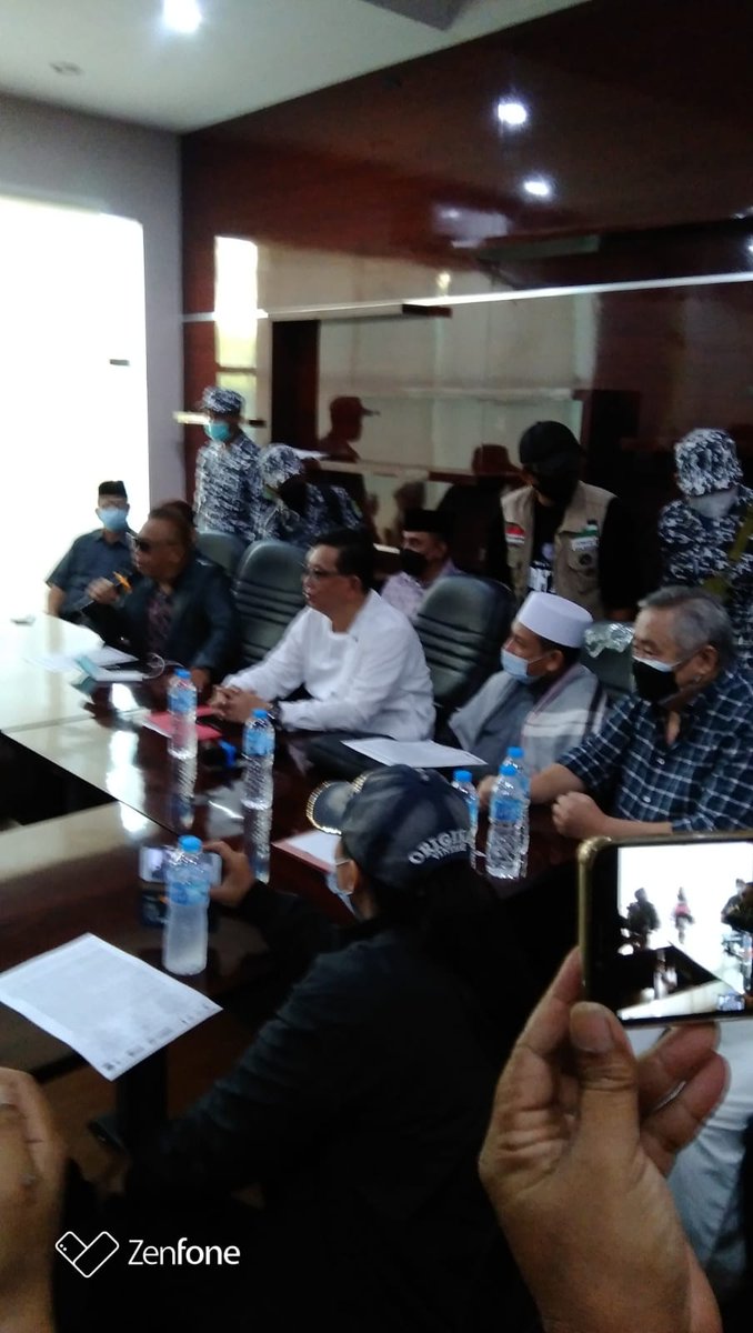 Raka_shiwie's tweet photo. Sedang berlangsung konferensi pers PERNYATAAN PENDAPAT &amp; SIKAP BERSAMA DUKUNGAN PEMBEBASAN HRS DARI TAHANAN. Tampak hadir Azis Yanuar, SH, MH, Prof. DR Eggi Sudjana, DR Abdul Choir Romadhon, Yusuf Martak, KH Nur Sasih dll
#FreeForFreedom_HRS https://t.co/0peNQosbr2