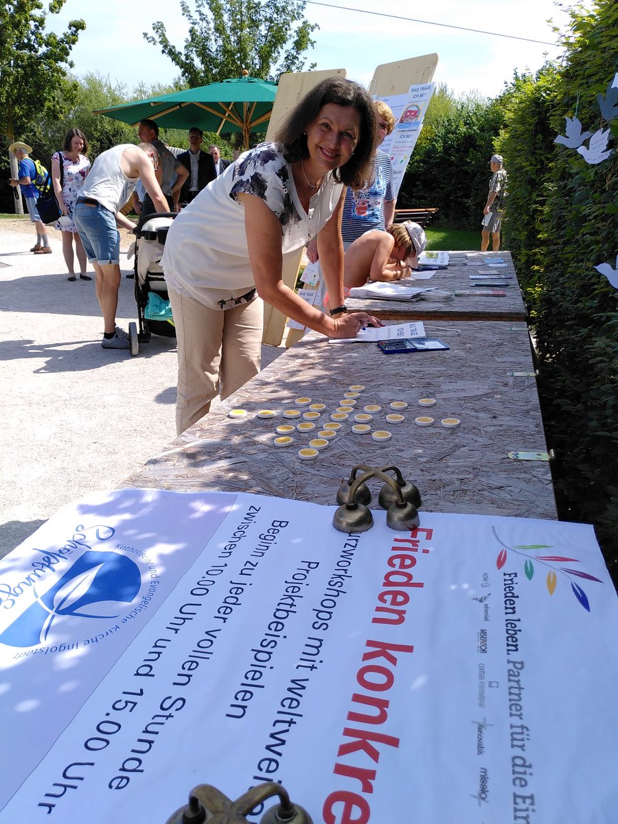 #Workshop des Referats Weltkirche zum Thema #Frieden heute mit Landtagspräsidentin Ilse Aigner als Gast auf der #Landesgartenschau Ingolstadt im ökumenischen Schöpfungsgarten. Bis 15. August stündlich von 10 bis 15 Uhr jeweils weitere 15-minütige Workshops statt.