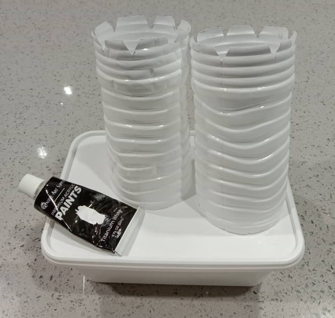 carollawrence05's tweet photo. PANDEMIC PLASTIC RUSH
NATIONWIDE PLASTIC ART CHALLENGE
Making a pencil holder from used plastic.
STEP 4: Apply a base coat of paint. I've chosen white.
#GGAM
#UNEP
#WAGGGS
#WaveMakers
#BeDrasticSayNoToPlastics
@leslimarvin_lj
@_carollawrence @rajesh_xavier_s https://t.co/e4wgwxOsWF