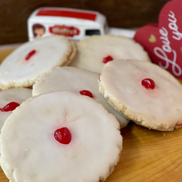 You can't get more classic than this! Our Empire Cookies are divine. ❤️

marcisbakery.com/collections/co…