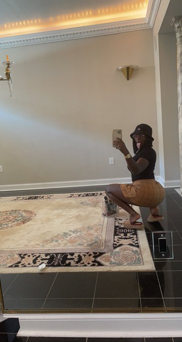 Someone said they seen me yesterday and my ass was out 😭 NO IT WAS NOT! 🤔 And SAY HELLO TO ME. Don&rsquo;t