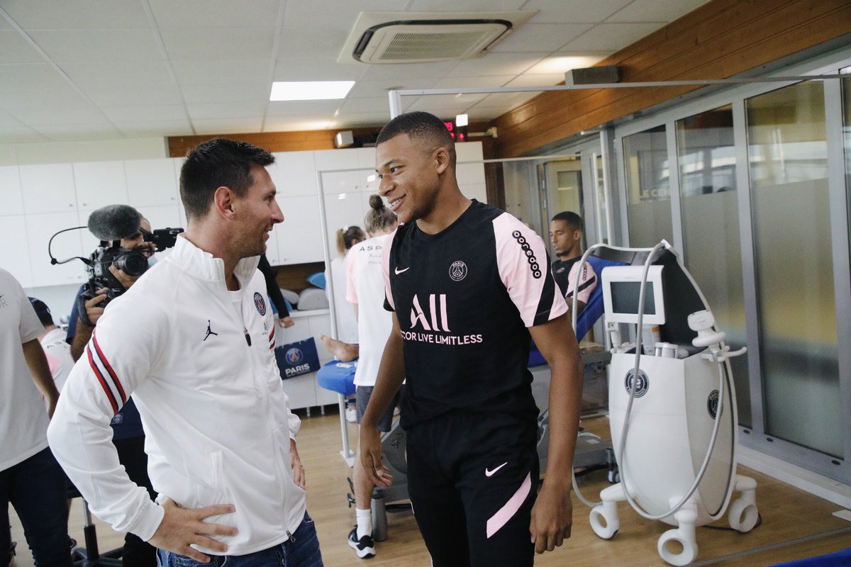 SC_ESPN's tweet photo. Kylian Mbappé le dio la bienvenida a Lionel Messi y aunque el futuro del francés es una incógnita, el mundo del fútbol se ilusiona con verlos juntos dentro de un campo de juego... ¡QUÉ DUPLA! https://t.co/lSQDjhgcT7