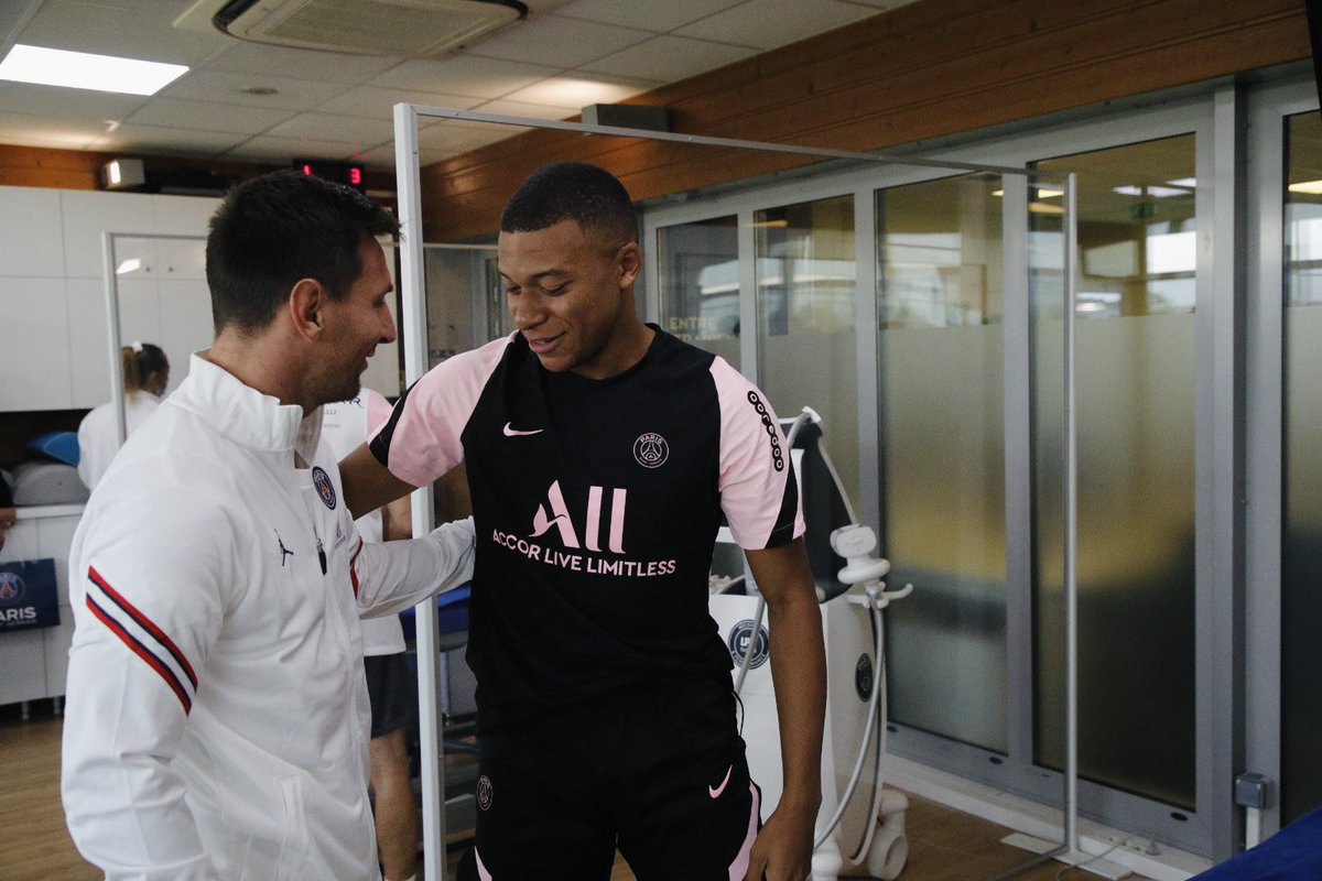SC_ESPN's tweet photo. Kylian Mbappé le dio la bienvenida a Lionel Messi y aunque el futuro del francés es una incógnita, el mundo del fútbol se ilusiona con verlos juntos dentro de un campo de juego... ¡QUÉ DUPLA! https://t.co/lSQDjhgcT7