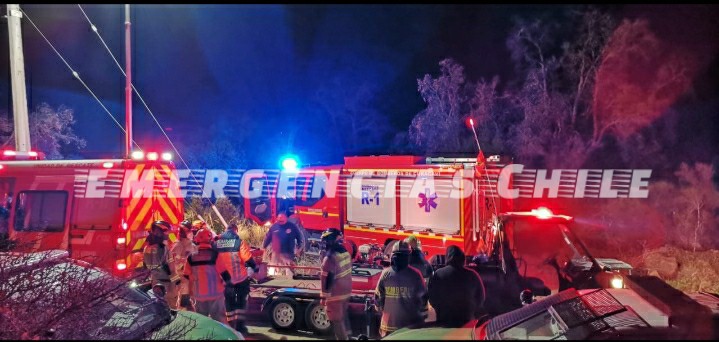 #Curacaví Un trabajo demás de 6 horas Bomberos con unidades R1 H3 <a href="/TerceraCvi/">Tercera Compañía</a> con apoyo de <a href="/undecimacbqn/">Undécima Compañía CBQN</a> R11 UTV11 S-1 <a href="/Carabdechile/">Carabineros de Chile</a> #GOPE logro Rescatar a 3 personas extraviada en sima del cerro, En condominio la Aurora. Llamamos a la responsabilidad 🔴<a href="/biobio/">BioBioChile</a>  <a href="/BomberosdeChile/">Bomberos de Chile</a>