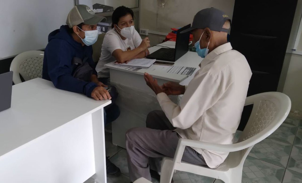 Agricultura_CZ5's tweet photo. En los cantones Ventanas y Urdaneta junto a técnicos de #SerAgro atendimos a usuarios; brindando información sobre créditos y revisando el ingreso de expedientes de la línea de crédito de #SúperMujerRural en la agencia de @BanEcuadorBP. #JuntosLoLogramos https://t.co/x8SRnYCixg