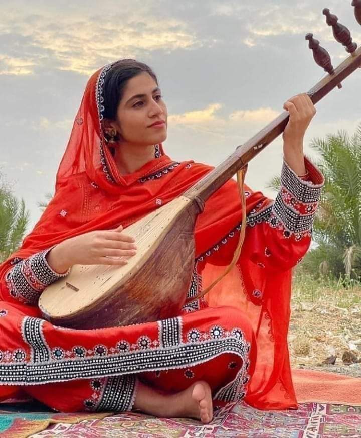 Honey6244's tweet photo. زندگي جي بنياد  کان وٺي ڪائنات جي رنگن ۽ اسرارن جي حقيقت  صرف عورت کان ئي شروع ٿي عورت تي ختم ٿئي ٿي ـ تنبورن جي تارن جي وڄت عورت ئي بخوبي ڄاڻي سگهي ٿي ـ انڪري عورتن جو قدر ڪندا ڪريو ـ https://t.co/XTp8qPdklt