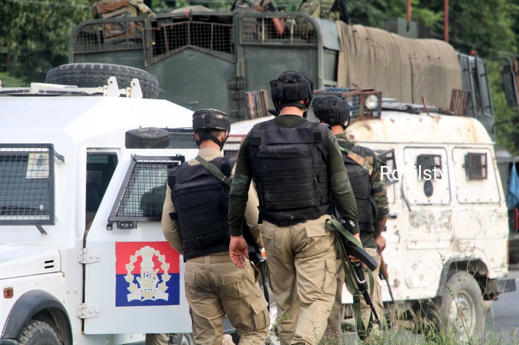 rohil_bashir's tweet photo. #Update
#Malpora #KulgamEncounter suspended for Night as police tweeted that 02 LeT militants are still trapped in a building,2 civilians 01 @crpfindia personnel got injured, cordon tightened earlier militants had attacked forces convoy on #Srinagar_Jammu NH-44. @SudarshanNewsTV https://t.co/IGoZ2NtpPL