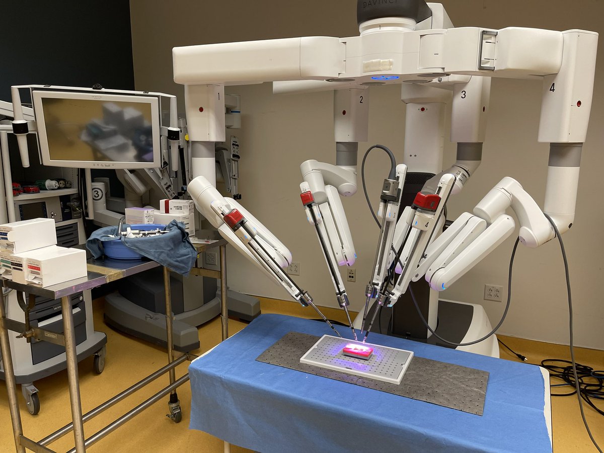 Practicing robotics skills are easy when you have 3 of latest robots in just your research lab! @UCIrvine @UCI_Urology