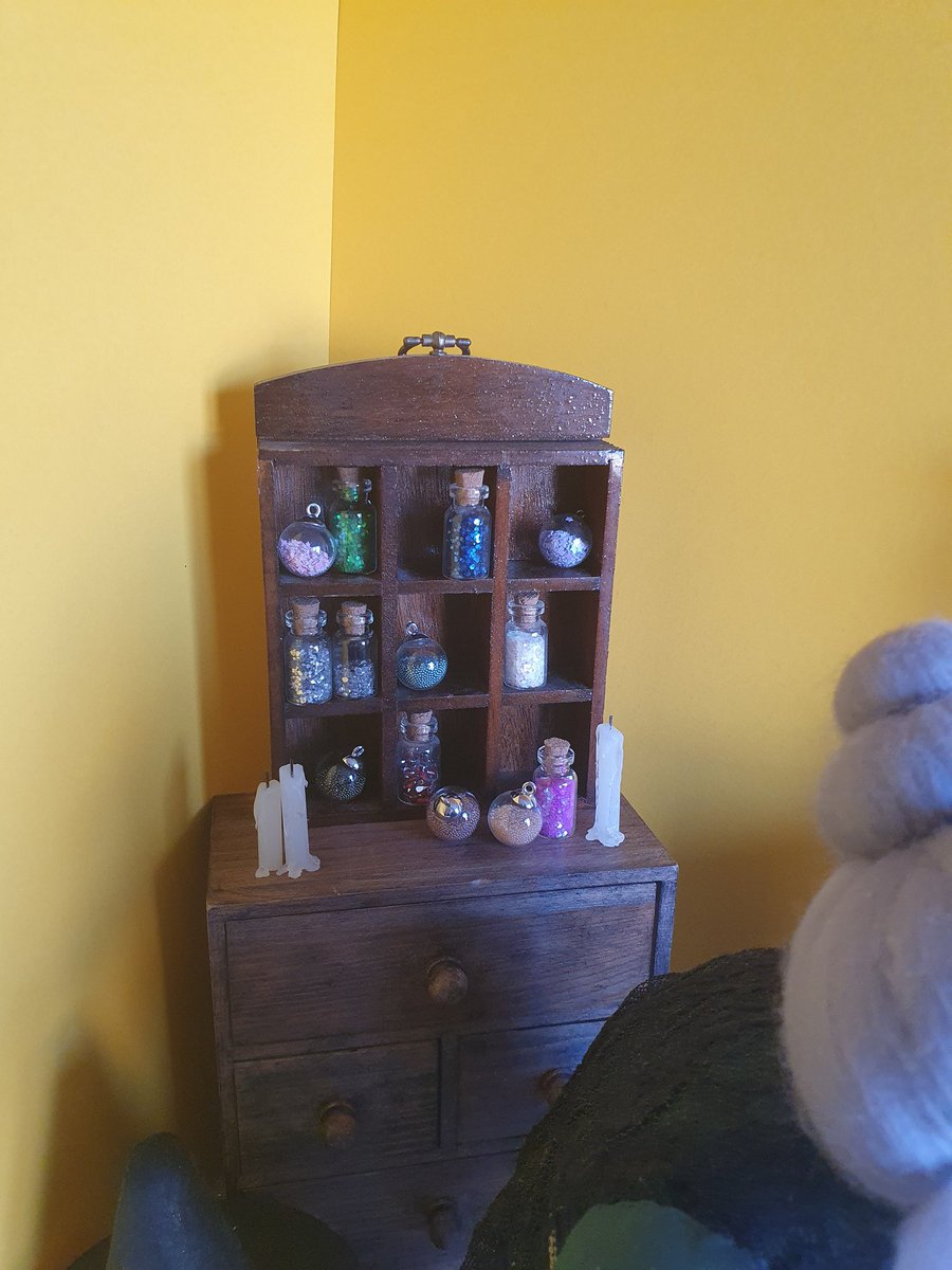 ZiggyCraftCabin's tweet photo. In a break from sewing I had a little fun setting up a quick witches kitchen for #IsadoraCreepvine with all of her potion ingredients.
#Witcheskitchen #scenebuilding #potions #magic #witchcraft https://t.co/3TSoW2MhSR