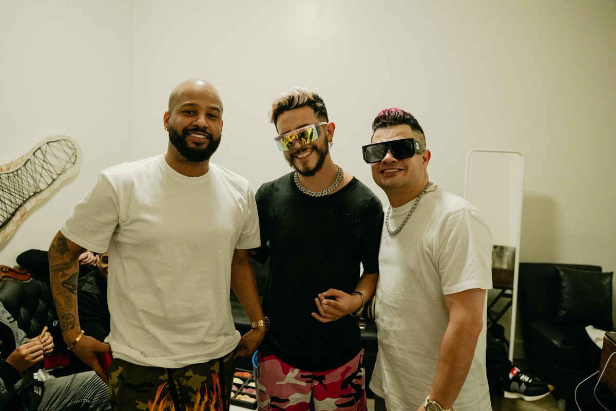 DavidSanchezMX's tweet photo. Se sintió cabron haber tenido la oportunidad de hacer opening act en el tour de estos duros fuera del país. 🇲🇽 @jowell1 @Randynotaloca https://t.co/Y9bL0rPFVp