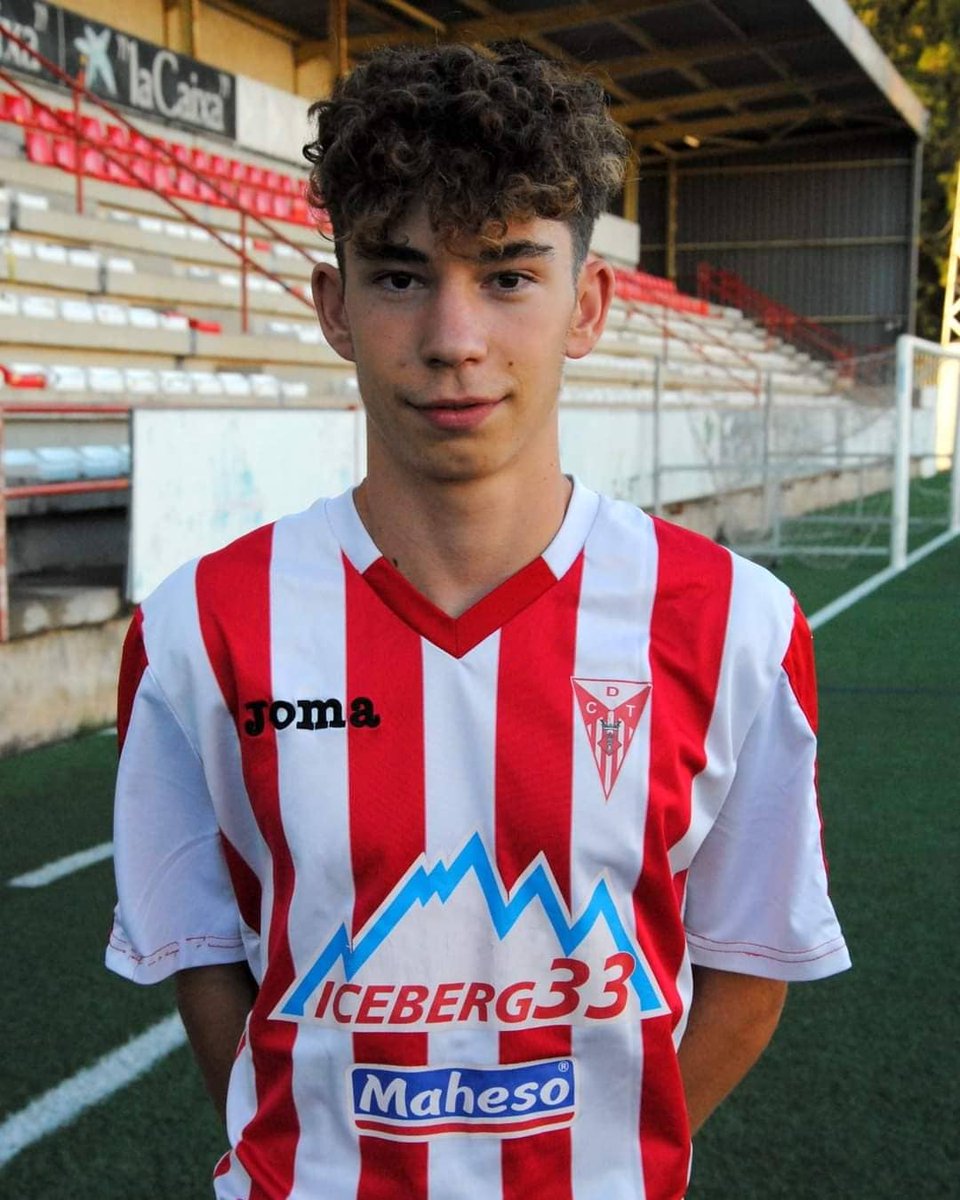 cdtortosa's tweet photo. FUTBOL BASE. Els jugadors del nostre planter Joan Gisbert, Dani Casas, Pau Cid i David Bel han estat els escollits per realitzar la pretemporada amb el Primer Equip sota les ordres de còs tècnic dirigit per Guillermo Camarero. 👏🏻🔴⚪
#2cat8b #GolCat #FutCat #cdtbase #Tortosa https://t.co/sBuhtB5ZPX