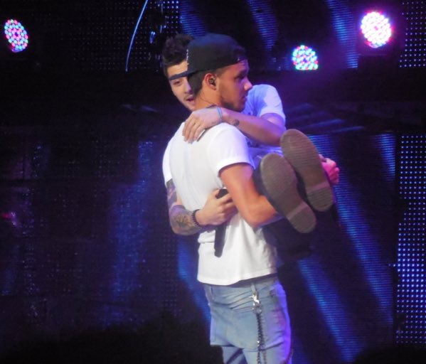 fetusziambot's tweet photo. Liam and Zayn carrying each other 🙁💞 https://t.co/vcMPQV2TjW