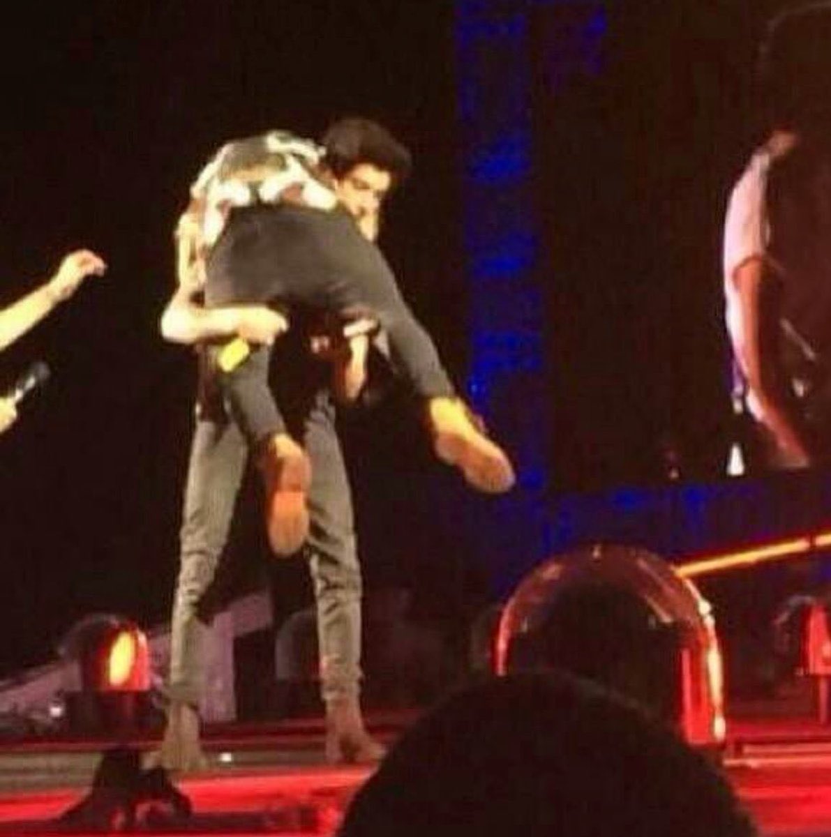 fetusziambot's tweet photo. Liam and Zayn carrying each other 🙁💞 https://t.co/vcMPQV2TjW