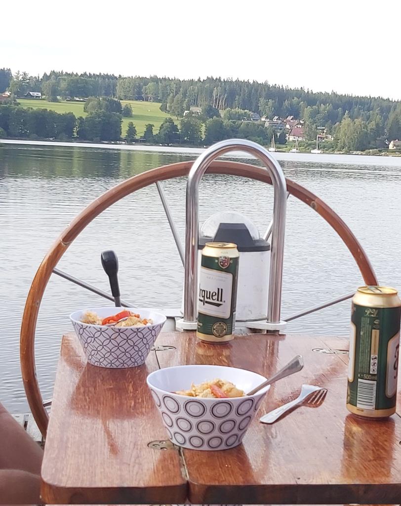 Puncoskka's tweet photo. Večeře z pidikuchyňky v Zátoce roztržených plachet. ⛵
Thajské kari. 😍😋
#varime #vecere #kotva #Lipno2021 #plachtime #dinner #thursday #photo https://t.co/Uk7hebnWrR