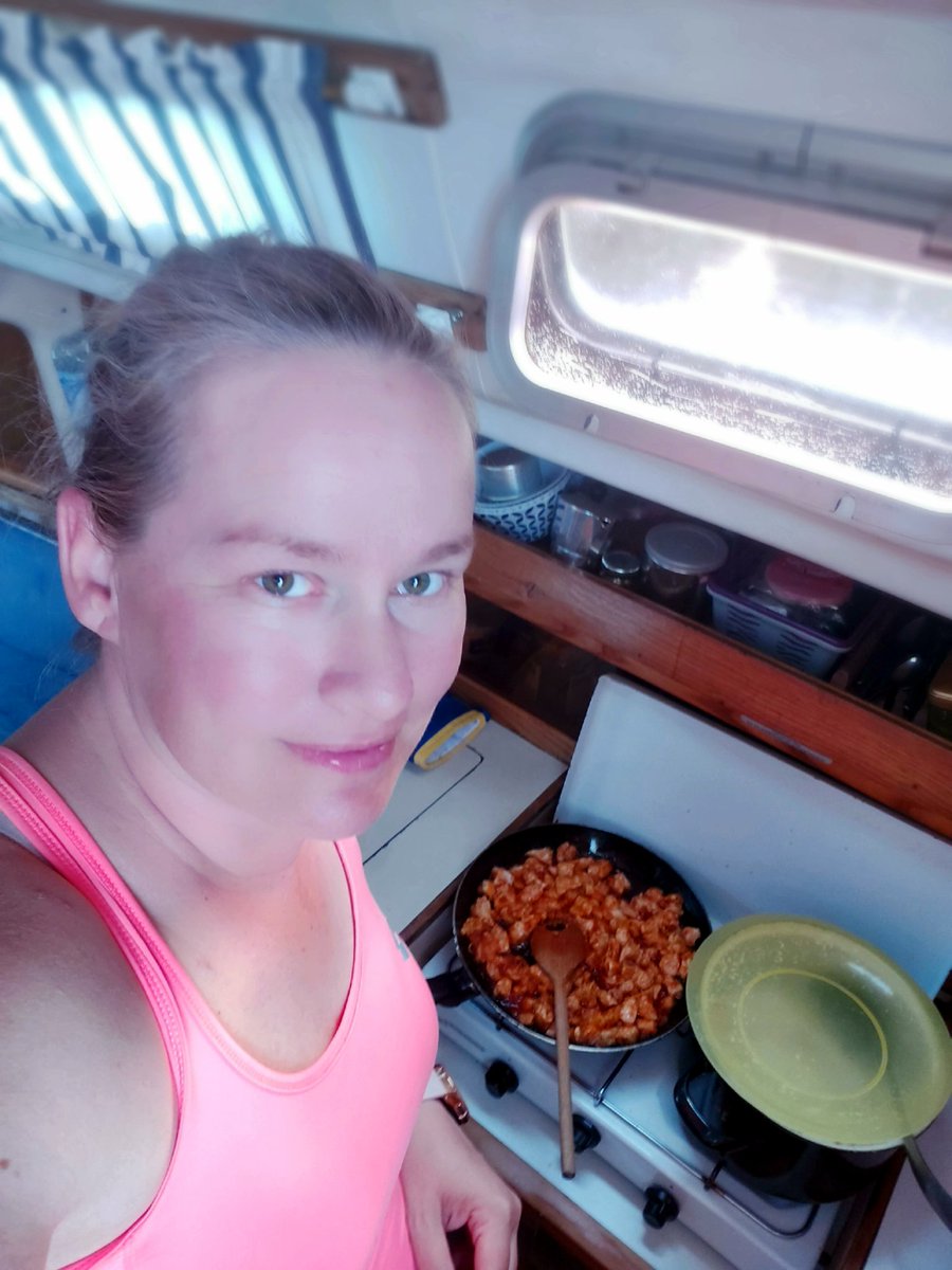 Puncoskka's tweet photo. Večeře z pidikuchyňky v Zátoce roztržených plachet. ⛵
Thajské kari. 😍😋
#varime #vecere #kotva #Lipno2021 #plachtime #dinner #thursday #photo https://t.co/Uk7hebnWrR