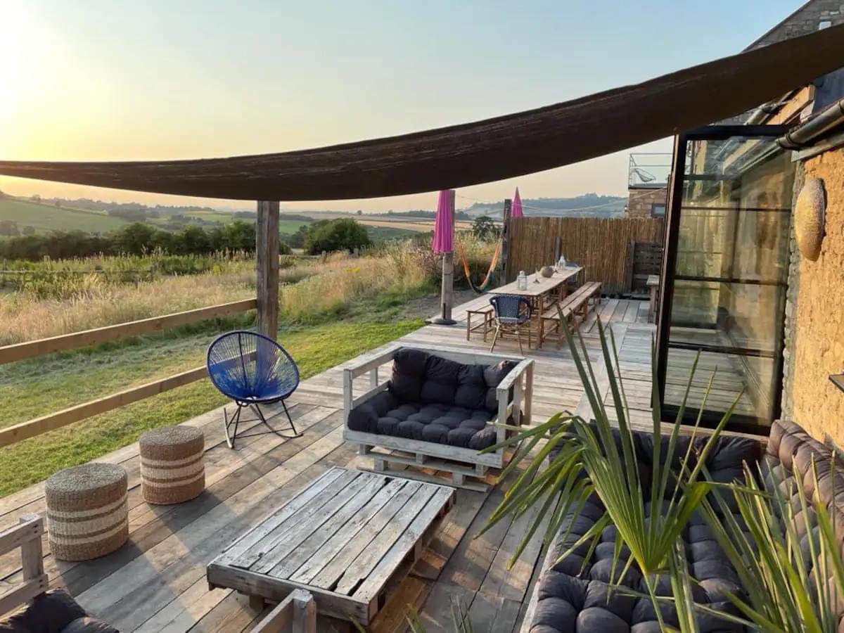 Rococoofbath's tweet photo. Enjoy relaxed evenings with family and friends on the veranda at this special property near Bath. 

#groupaccommodation #visitbath #familyholiday https://t.co/qbbO7SCFck