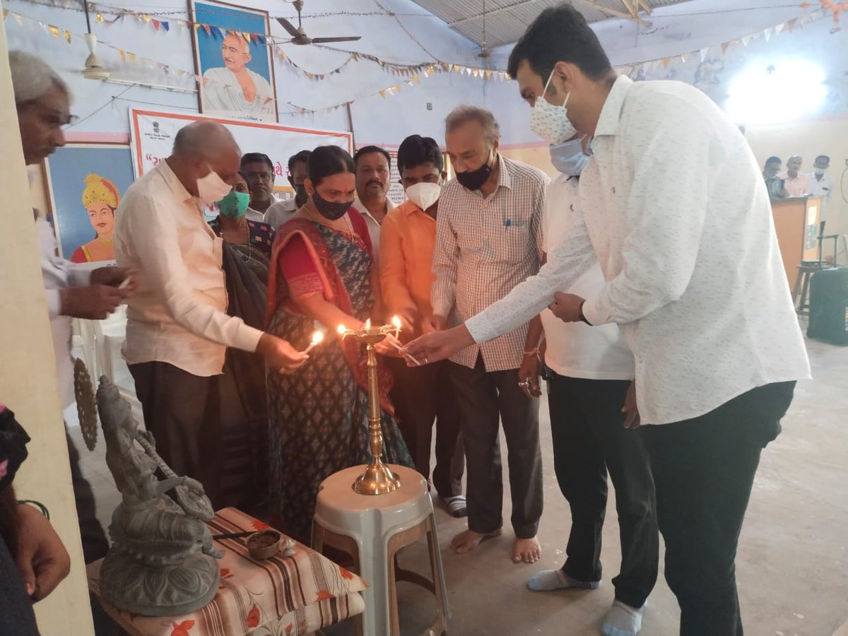 nishit_0018's tweet photo. આત્મનિર્ભર નારી શક્તિ કાર્યક્રમ ના ભાગ રૂપે આજ રોજ જોટાણા તાલુકા ખાતે સ્વસહાય જૂથ ના બેહનો ને ૧૦૦૦૦ થી ૧૫૦૦૦ સુધીનું રીવોલ્વિંગ ફંડ આપવામાં આવ્યું...
આત્મનિર્ભર મહિલા , આત્મનિર્ભર ભારત... @ddo_mehsana @CollectorMeh @InfoGujarat https://t.co/1gVO32xA32