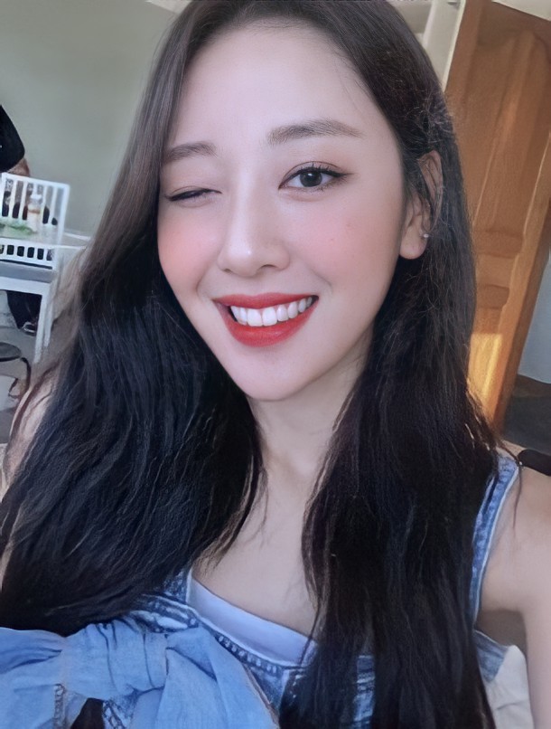__haibeu's tweet photo. [#이브 / #Yves] 나는 우리 회사에 갔다! 그리고 BBC 스태프들을 꾸짖었어요 :) WOW 프로모션을 시작해야겠죠? 보고싶어~ ❤💞

#이달의소녀 #LOONA https://t.co/UlJiKgbHoj