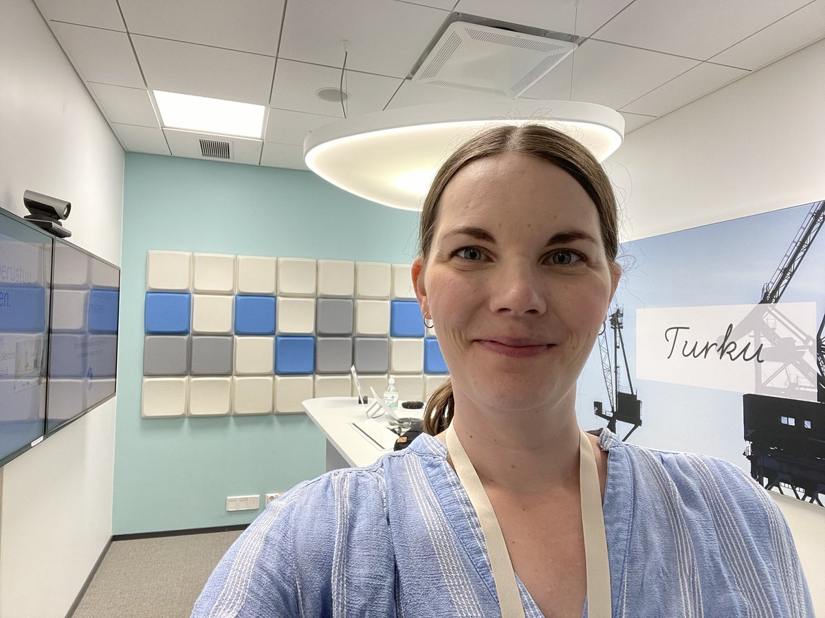 Olo oli kuin uutisreportterilla, kun testasin ekaa kertaa töissä videohuonetta. Todella hyvin toimi! Näillä meillä kommunikoidaan tiimien kesken, joita löytyy Suomen lisäksi kaikista Pohjoismaista ja Baltiasta. #ifissätöissä #tekniikkatoimii