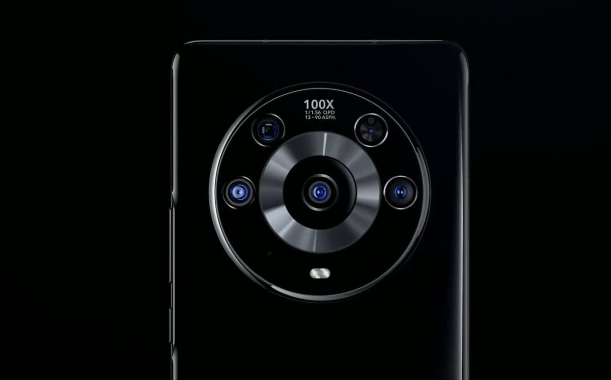 jmatuk's tweet photo. El #Magic3 y #Magic3Pro son muy similares. La principal diferencia es que el Pro cuenta con 4 cámaras traseras + sensor dTOF, puede alcanzar un zoom digital de hasta 100 aumentos, ofrece carga inalámbrica de 50W y puede usarse como #powerbank para cargar otros equipos. https://t.co/HLlLhQoSzw