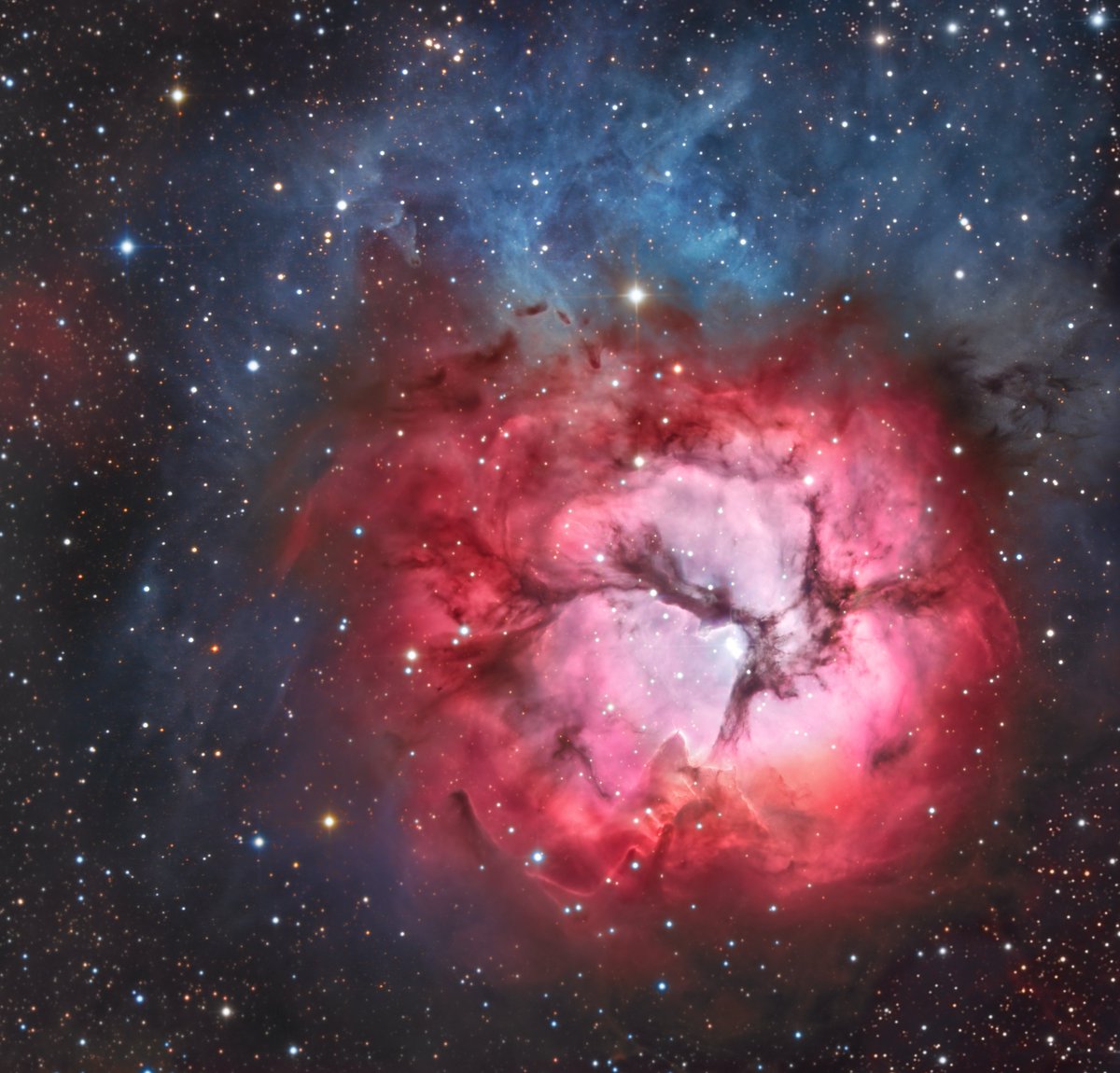 apod_brasil's tweet photo. UMA BELÍSSIMA TRÍFIDA
Saiba mais na thread!⏬
Créditos: Mike Selby
Texto original e edição: Robert Nemiroff (MTU) & Jerry Bonnell (UMCP)
APOD Brasil: @fnavarete
#Trifida #Nebulosa #Astrofisica https://t.co/fEoIlw2mW7