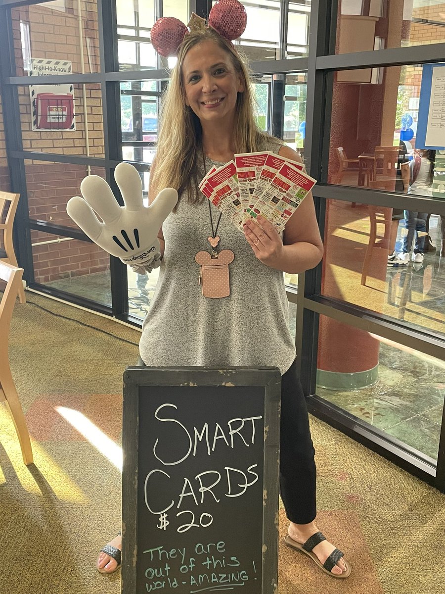 BradleyBobcats's tweet photo. SMART CARDS! Get your SMART CARDS!!  Ask your favorite Bradley Bobcat how to support our school and save tons of money on haircuts, oil changes, and food!!! https://t.co/fPXvfertYq