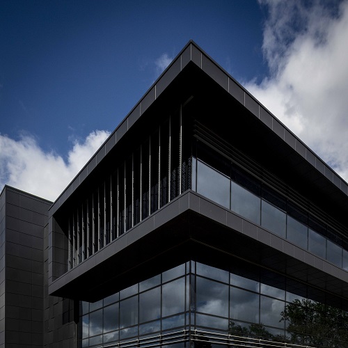 Works continue at pace on @VMIC_UK with the façade complete. Located at <a href="/HarwellCampus/">Harwell Campus</a> in Oxfordshire, #VMIC is the UK's first dedicated Vaccines Manufacturing and Innovation Centre and is playing a leading role in the fight against the pandemic. 

#construction #vaccinecentre