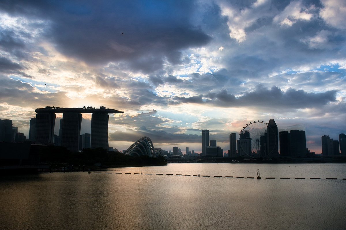 #marinabarrage #marinabaysands #singaporeflyer #singapore #fuji #fujifilm_xseries #x100f #sunset #eveningsky #lightanddark #landscapephotography #skyline #singaporeskyline @SkylumSoftware @FujifilmX_US #singaporetourism #skies