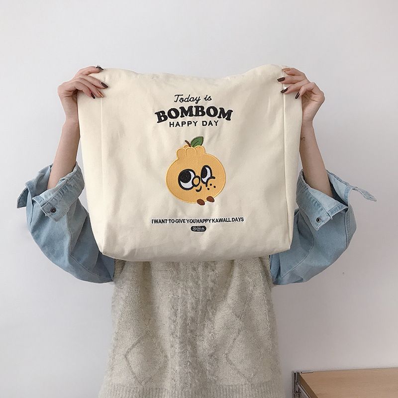 bybonnie_'s tweet photo. 🍊 Today is bombom กระเป๋าผ้าทรงมีก้น เนื้อผ้าหนา ใส่ของได้เต็มที่ รับน้ำหนักได้เยอะ รุ่นนี้ลายทั้งหมดเป็นงานปักจ้า

🧡 ใบละ 220 บาท 🧡

#Layannstore 
#กระเป๋าผ้า #ขายกระเป๋า https://t.co/IKYy2dk0Xg