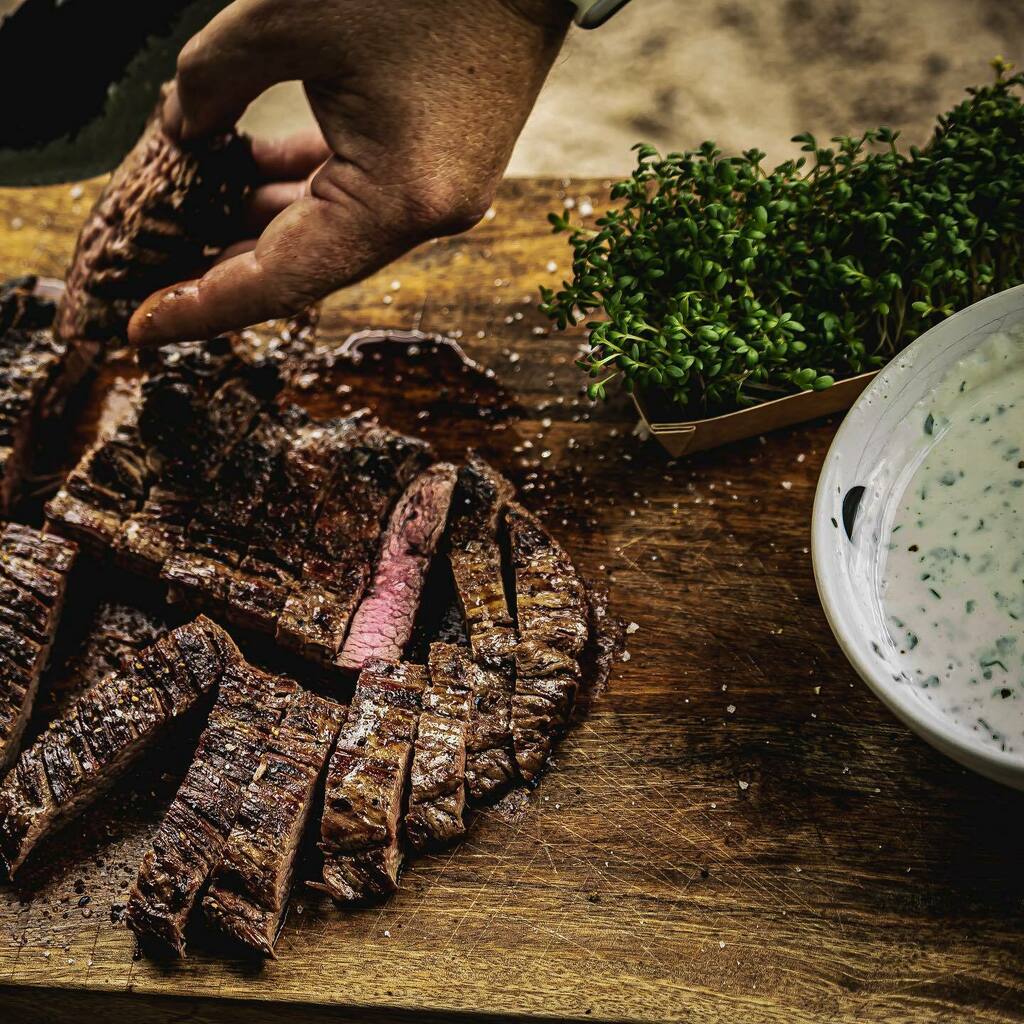Flanksteak ist mit eines der besten Cuts die ich jemals auf dem Grill hatte.

Innerhalb kürzester Zeit zaubert man ein unsagbar leckeres und saftiges Stück Fleisch auf den Teller was nicht nur durch seine gigantische Größe zu überzeugen weiß 🤪 da isst Auge einfach mit 😋

#fl…