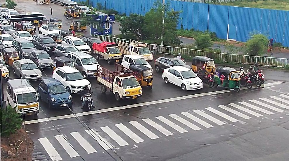 CYBTRAFFIC's tweet photo. CTP’s appreciations to the commuters for following traffic rules (respecting STOP line, pedestrian signal). 

Today at Gachibowli Junction.

#RoadSafety #RoadSafetyCyberabad https://t.co/DoUmuBeh2j